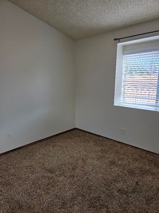 Building Photo - Temecula 3 Bedroom Home with Large Yard!