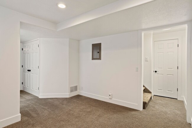 Building Photo - Spacious 4 Bedroom 3 Bathroom Layton Home