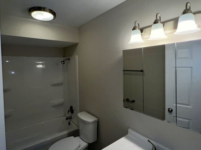 Building Photo - 2110 Saratoga Dr