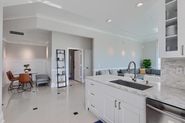 Building Photo - 300 S Australian Ave