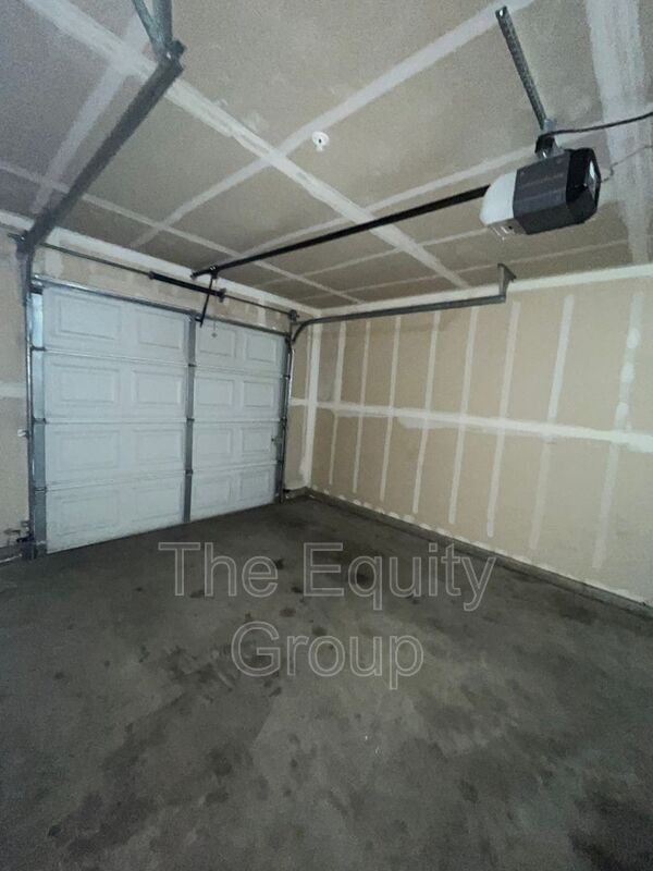 Building Photo - 2232 W Lark Ave