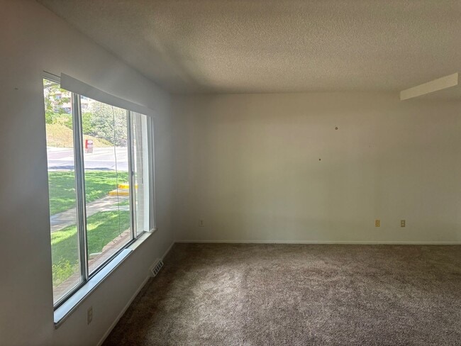 Building Photo - Updated 3bd/2.5ba Townhome in Lakewood