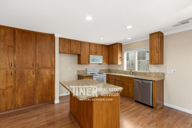 Building Photo - 8052 Phoebe Way