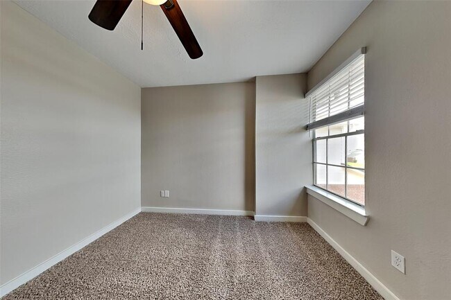 Building Photo - 7447 River Pines Dr