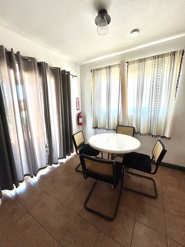 Building Photo - 4 Bedroom 2 Bathroom Home in Quiet Neighborhood