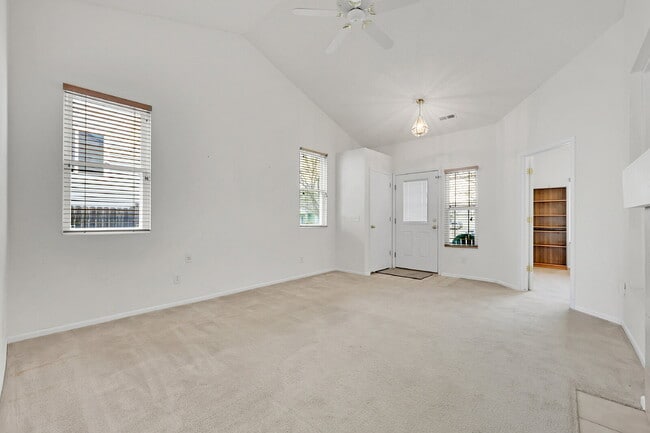 Building Photo - $1,975.00 - 3 Beds, 2 Baths, Single Family...