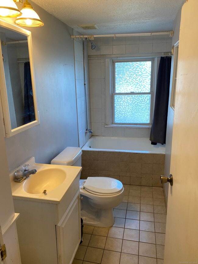 Building Photo - 1052 Main St