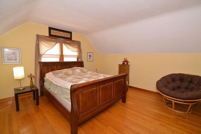 Building Photo - Cozy  3 Bedroom Single Family Home