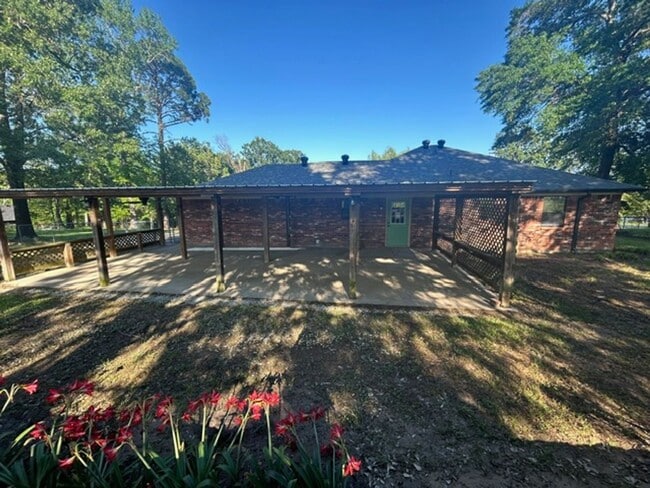 Building Photo - Lakeside Dream Home: Fully Remodeled 4BD/2BA Near Loop 323