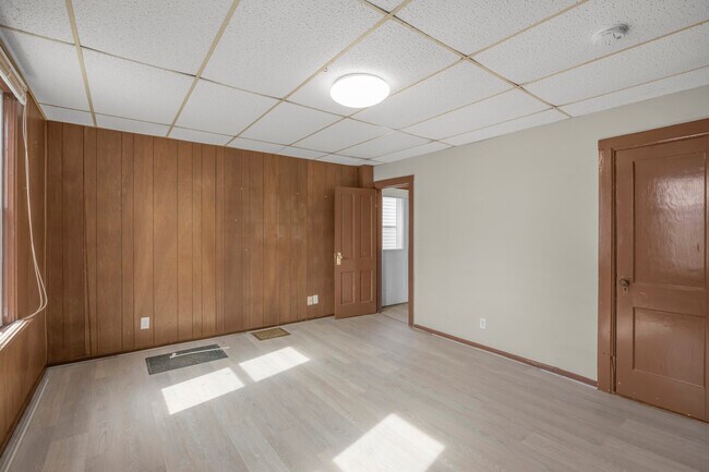 Building Photo - 521 Main St E