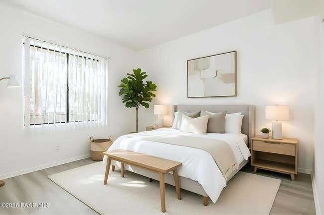 Building Photo - 354 W Delano St