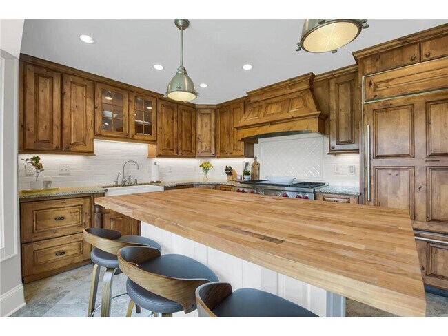 Building Photo - 3465 Deephaven Ave