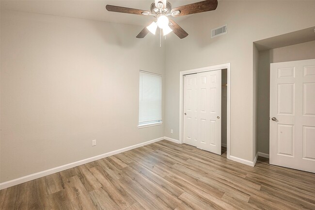 Building Photo - 5755 Heron Dr