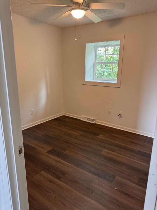 Building Photo - 3 Bedroom || 1.5 Bathroom Townhome