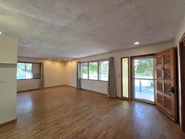 Building Photo - Large 4 Bedroom 2 Bath in Quaint Waterville