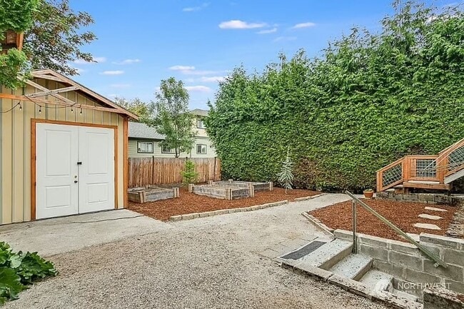 Building Photo - Spacious Ground Floor Unit
