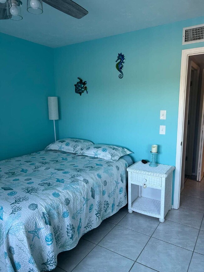 Building Photo - Room For Rent - lake front condo