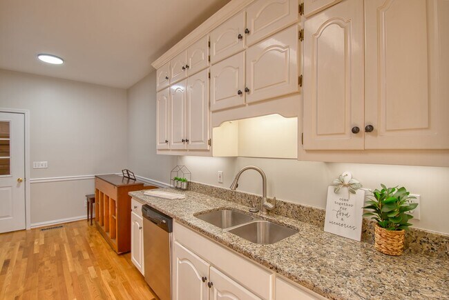 Building Photo - 1000 Eagle Pass Way