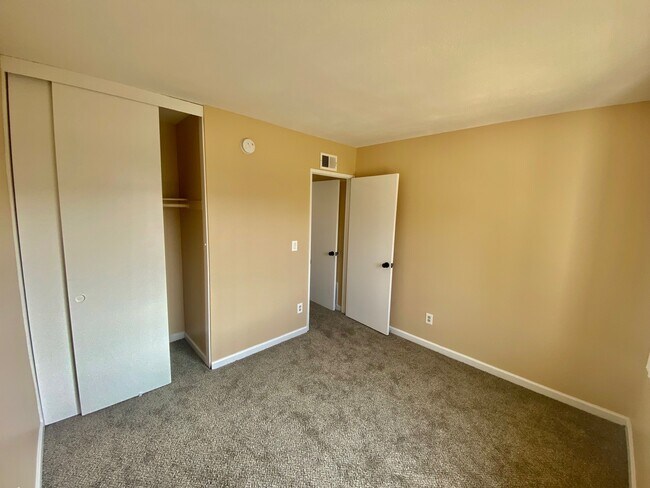 Building Photo - 2521 W Sunflower Ave