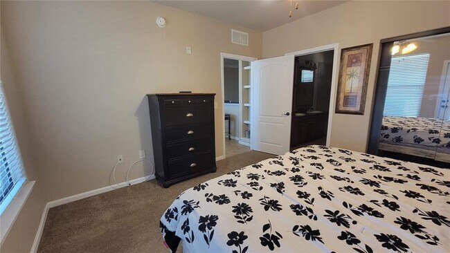 Building Photo - 914 Charo Pkwy