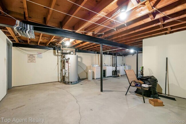 Building Photo - 8657 Kennedy Cir N