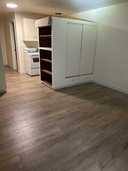 Building Photo - 936 Broadway E