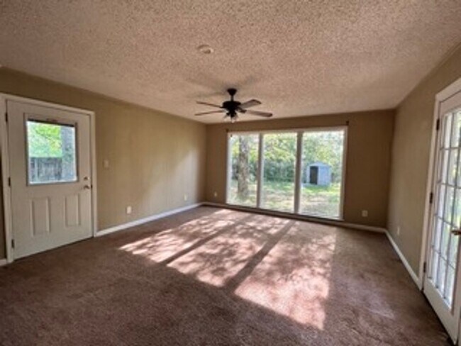 Building Photo - Country living