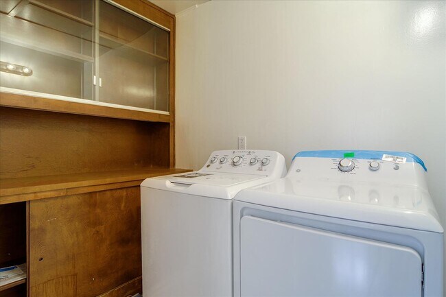 Building Photo - Great Location 3BD Home with Wood Floors &...