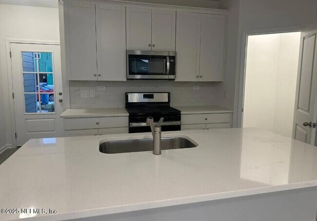 Building Photo - 322 Brandon Lks Dr
