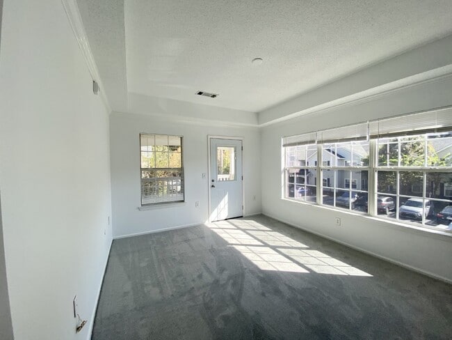 Building Photo - Spacious, One Bedroom Apartment W/ a Balcony!