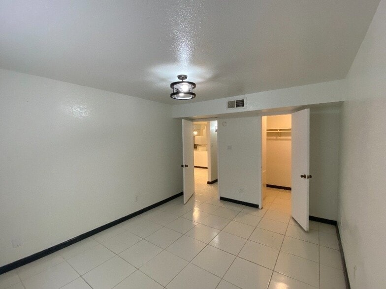 Building Photo - 9700 Leawood Blvd