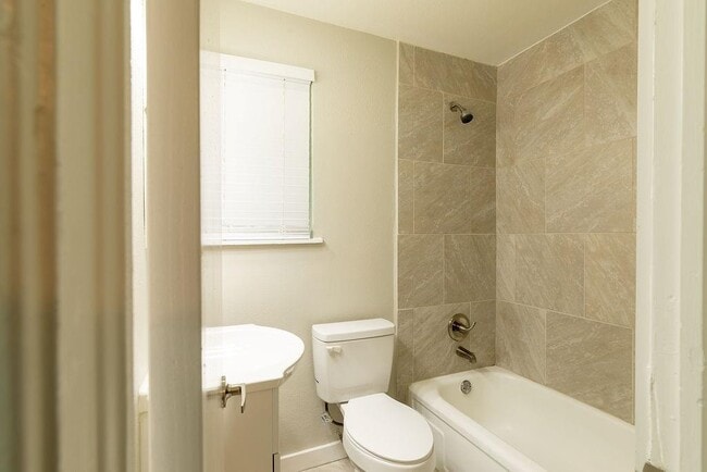 Building Photo - 6633 Racine Dr