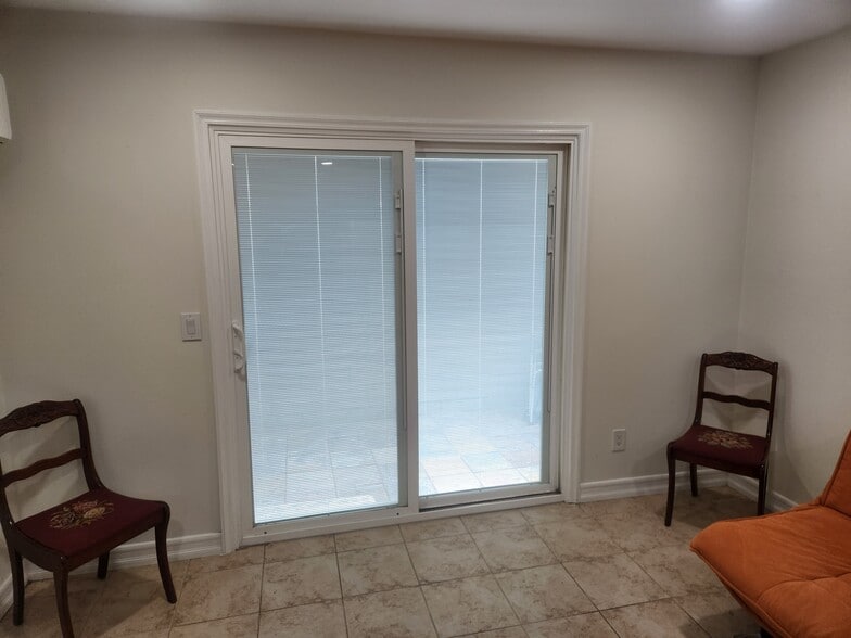 Building Photo - 5516 Vanalden Ave