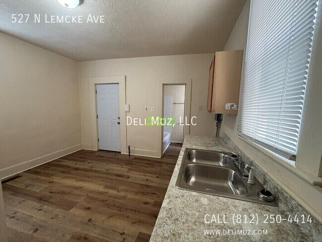 Building Photo - 527 N Lemcke Ave