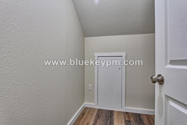 Building Photo - 5 Bed, 3 Bath Home in Orchards with Primary Bedroom on Main