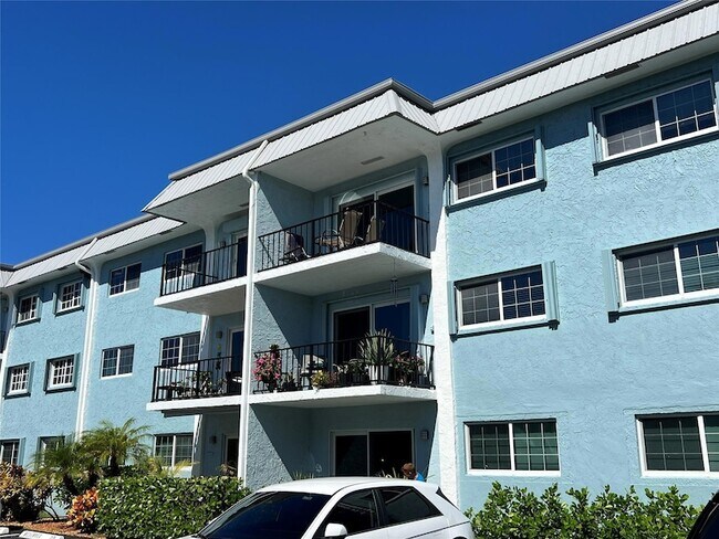 Building Photo - 3004 NE 5th Terrace