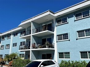 Building Photo - 3004 NE 5th Terrace