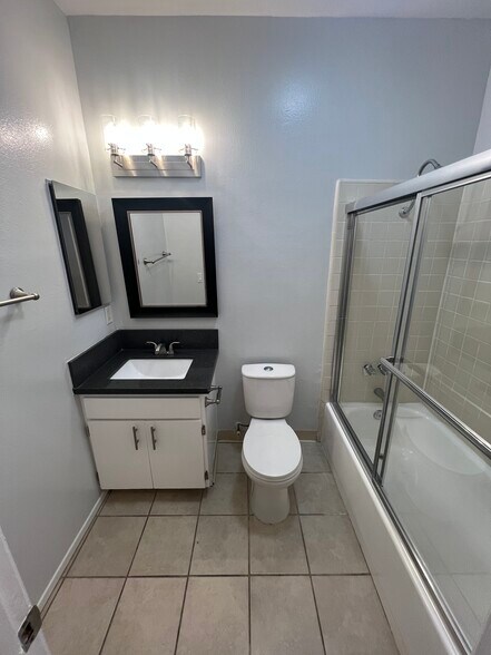 Building Photo - 2107 N Beachwood Dr