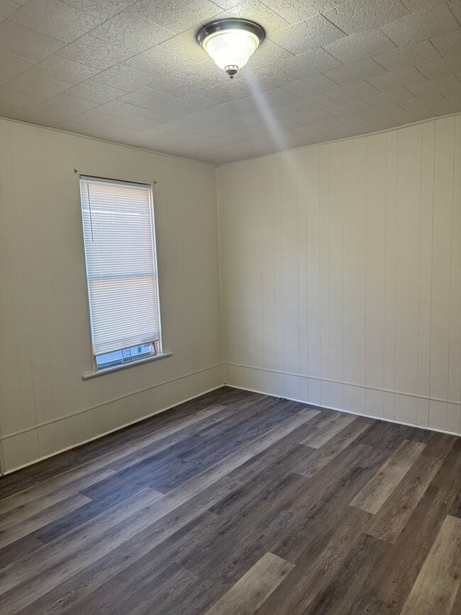 Building Photo - 3 bedroom, 1 bath, 3 story half double house