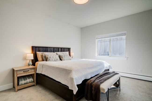 Building Photo - 32 E Clara Ct