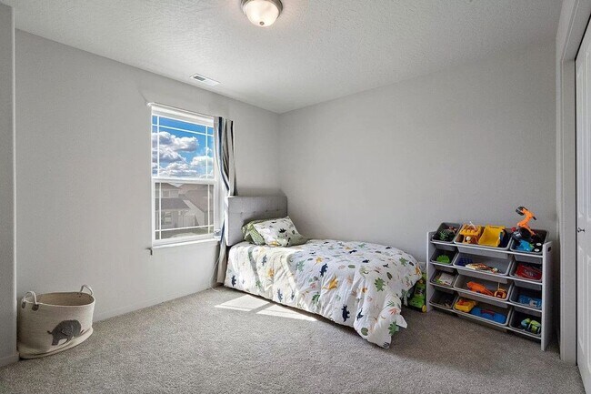 Building Photo - Immaculate Newer Construction w/ Vinyl Fen...