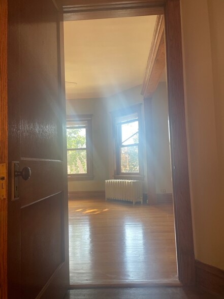 Building Photo - 1046 S Scoville Ave