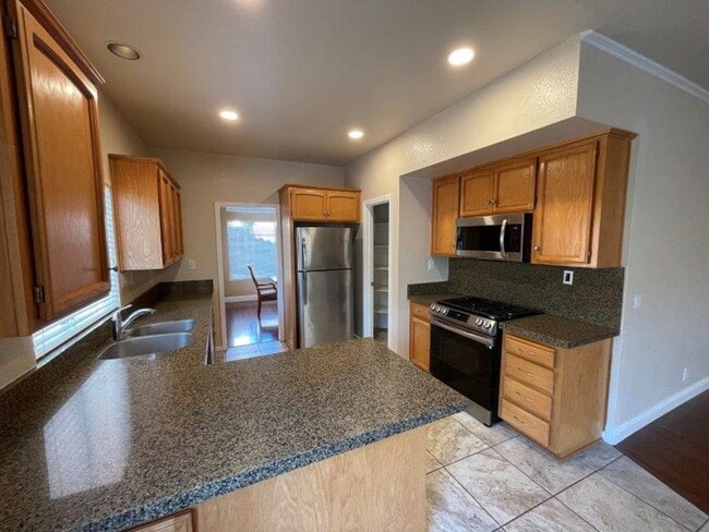 Building Photo - Large Open 4 Bedroom