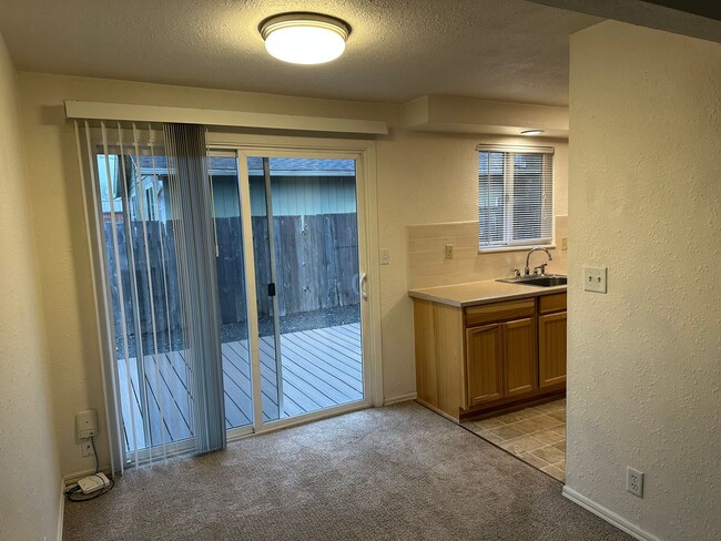 Building Photo - Beautifully updated 2 bed/1bath duplex in ...