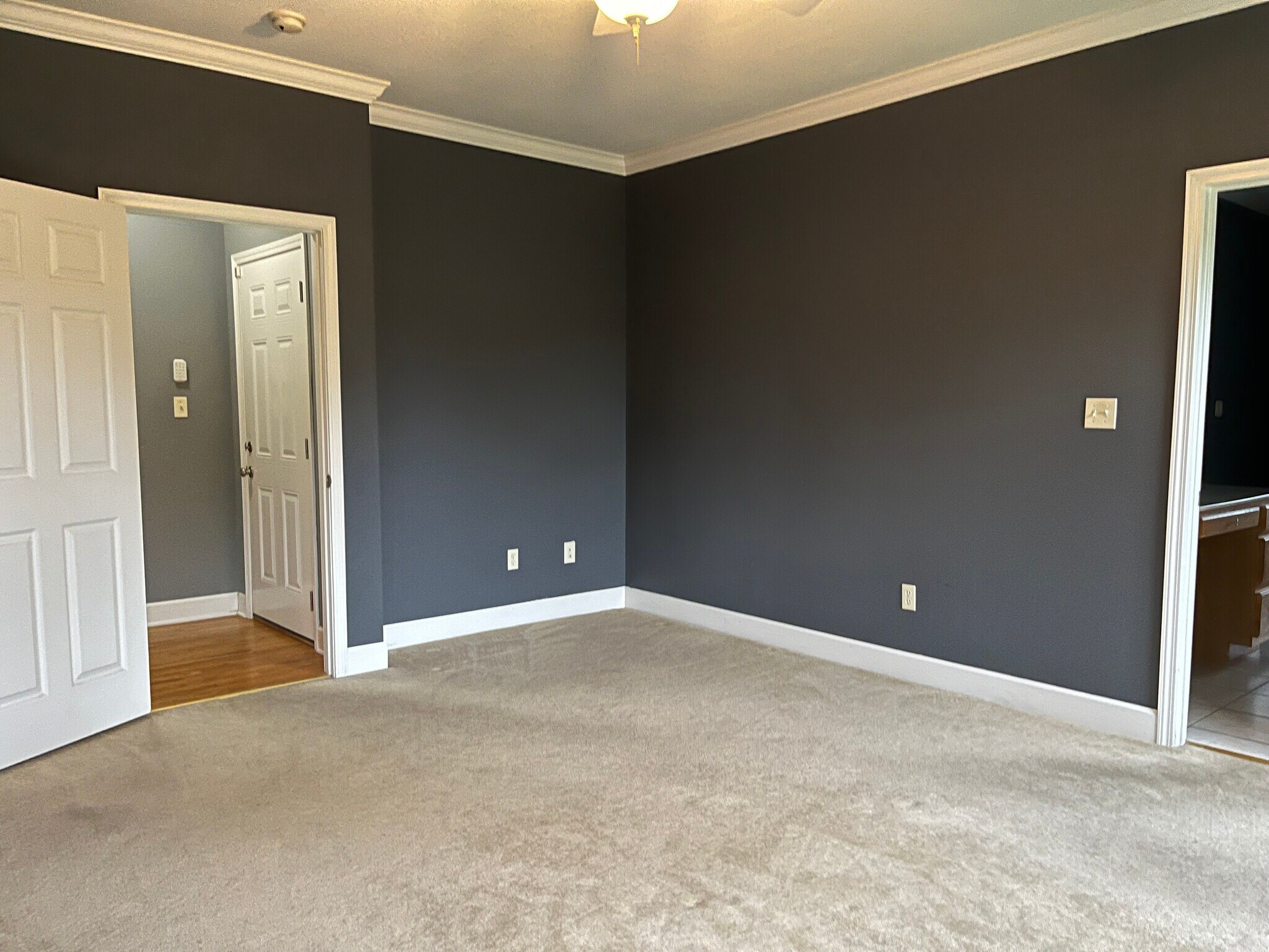 Building Photo - 2 Larchmont Ln