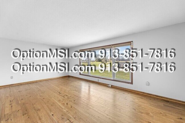 Building Photo - Country Charm Just Minutes From Lawrence!