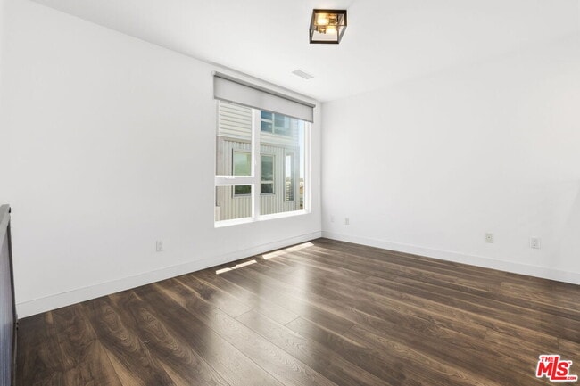 Building Photo - 6021 W Beachwood Ln