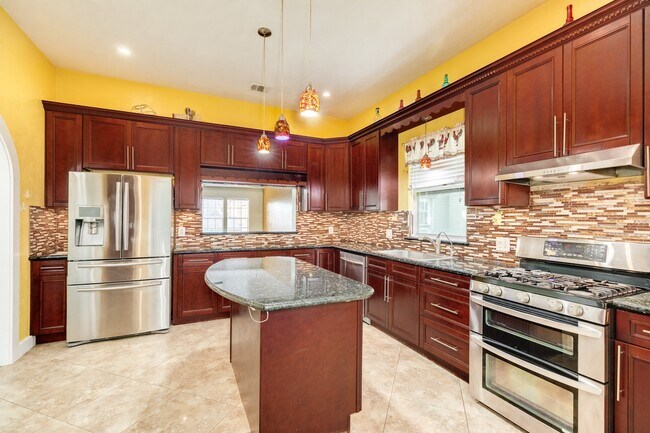 Building Photo - 1625 Ave M 1/2