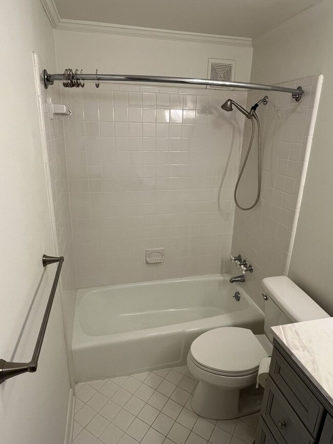 Building Photo - Updated 3 Bed Condo in Myers Park