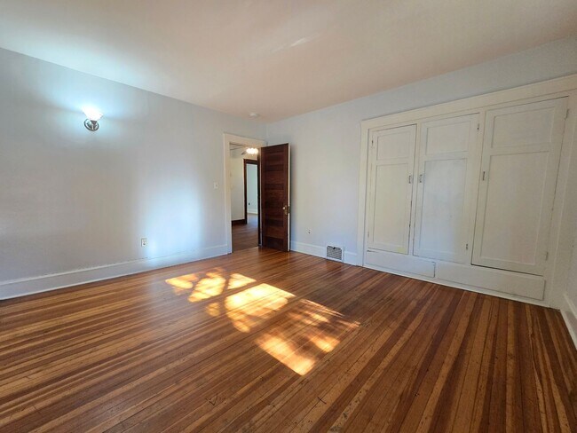 Building Photo - 610 N Mclean St